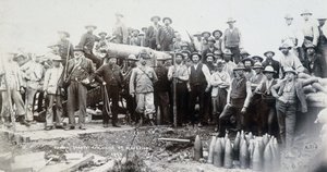 Buren gruppiert um eine Kanone während des Transvaal-Krieges von Unknown photographer