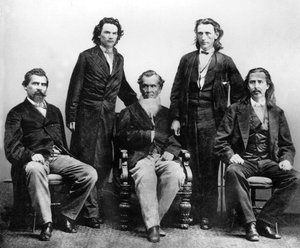 Cherokee-Indianer in Washington im Jahr 1866, um einen Vertrag mit den Vereinigten Staaten zu verhandeln, der am 19. Juli unterzeichnet wird. v.l.n.r. John Rollin Ridge, Saladin Watie, Richard Fields, Oberst Elias C. Boudinot, Oberst William P. Adair