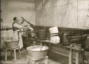 Frankreich, Centre, Indre-et-Loire (37), Tours: Laboratoire Metadier: Ein Mann bereitet die Formen zur Herstellung von Kalmine-Tabletten vor