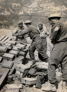 Deutsche Minen, die von Pionieren der sechsten südafrikanischen Panzerdivision während der Räumung der Autobahn und der Umgebung in Vado gehoben wurden, während des neuen alliierten Vormarsches