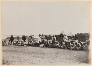 Gruppe von Einheimischen, Ordnance Store, Suakin, um 1884 von Unknown