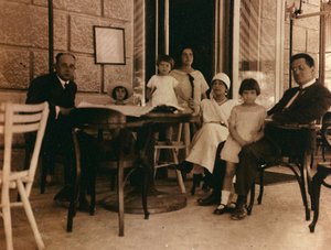 Gruppe von Menschen in einem Café in Pula fotografiert von Unknown photographer