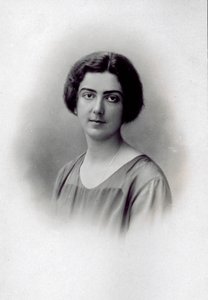 Halbporträt von Prinzessin Jolanda von Savoyen, lächelnd an ihrem Hochzeitstag