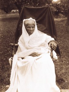 Harriet Tubman, Ganzkörperporträt, sitzend auf einem Stuhl, frontal, wahrscheinlich in ihrem Haus in Auburn, New York von Unknown photographer