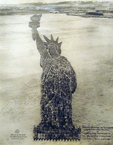 Menschliche Freiheitsstatue gebildet von US-Soldaten von Unknown photographer