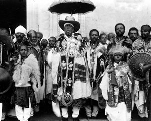 König Menelik II. (1844-1913) umgeben von seinem Hof. Äthiopien