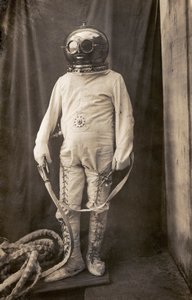 Mann mit Taucheranzug zum Schutz vor Feuer von Unknown photographer