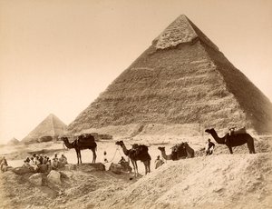 Männer und Kamele vor der Pyramide von Chefren von Unknown photographer