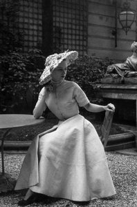 Mode Dior 1948: Kleid "New Look" von Christian Dior (Foto) von Unknown photographer