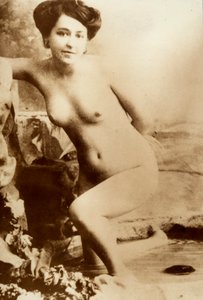 Nacktporträt einer jungen Frau, die aus einer Wanne steigt