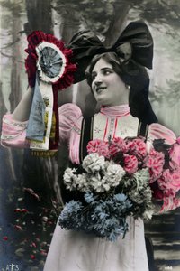Patriotische Karte aus der Zeit des Ersten Weltkriegs: ein Elsässer hält eine Kokarde in den Farben Frankreichs, Allegorie des Wunsches des Elsass, sich Frankreich anzuschließen, Postkarte des 20. Jahrhunderts. Sammlung Jaime Abecasis von Unknown photographer
