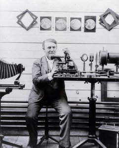Foto von Thomas Alva Edison vor seinem Phonographen von Unknown photographer