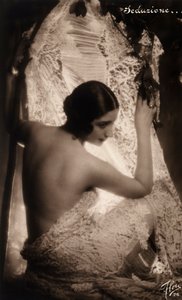 Porträt einer jungen Frau, gehüllt in ein weißes Spitzenkleid von Unknown photographer