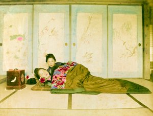 Auf einem Futon liegend. Zwei japanische Frauen liegen auf einem traditionellen Futon auf dem Boden. Japan, um 1910. von Unknown photographer