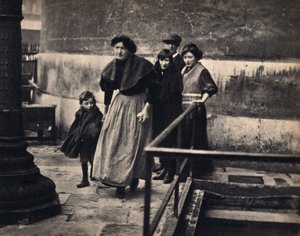 Szene einer Familie, die in Paris vertrieben wurde. Fotografie, Ende des 19. Jahrhunderts, Paris. Sammlung Selva.