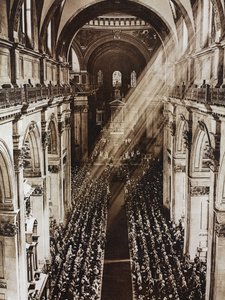 Sonnenstrahlen in der St. Pauls Kathedrale während des Gottesdienstes zum Silberjubiläum von König Georg V., London, Vereinigtes Königreich, Fotografie aus der Illustrated London News, 11. Mai von Unknown photographer