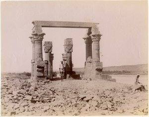 Der römische Kiosk von Qertassi (heute in Neu-Kalabsha), von Osten gesehen, Ägypten, Fotografie von Edition J P Sebach, ca. 1890 von Unknown photographer