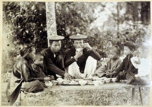 Vietnamesen bei einer Mahlzeit, um 1895