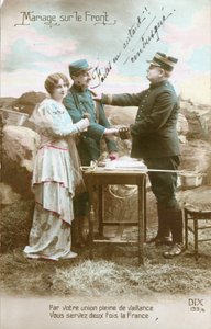 WWI-Postkarte, Hochzeit an der Front eines Soldaten (Poilu) und einer jungen Frau, militärische Hilfskraft, durch einen Offizier als Hinterhalt qualifiziert von Unknown photographer