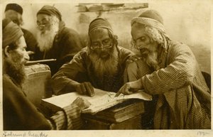Jemenitische jüdische Männer studieren heilige Texte, Jerusalem, um 1900 (s/w Foto) von Unknown photographer