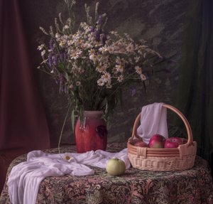 Rustikale Blumen und Äpfel