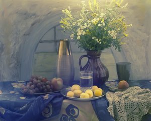 Wildblumen und frische Früchte