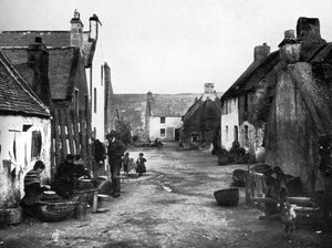 Im Fischerdorf, Cromarty, Schottland, 1924-1926 von Valentine and Sons Ltd