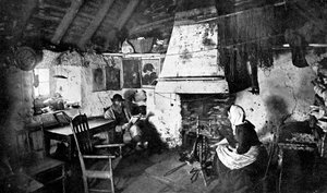 Innenraum eines Kleinbauernhauses, Shetland, Schottland, 1924-1926 von Valentine and Sons Ltd