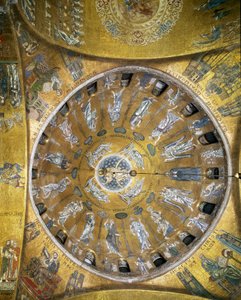 Ansicht der Kuppel mit Mosaiken auf goldenem Hintergrund (romanischer und byzantinischer Stil), die die Himmelfahrt darstellen. In den Pendentifs die vier Evangelisten. San Marco Basilika von Veneto Byzantine School