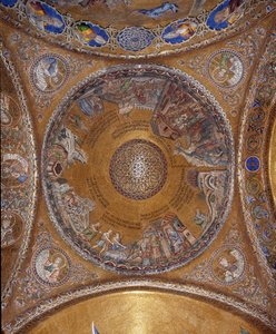 Ansicht der Kuppel mit Mosaiken auf goldenem Hintergrund (romanischer und byzantinischer Stil), die das Leben von Moses darstellen. In den Pendentifs die vier Propheten Salomo, David, Sacharja, Maleachi. San Marco Basilika von Veneto Byzantine School