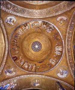Blick auf die Kuppel mit Mosaiken auf goldenem Hintergrund von Veneto Byzantine School