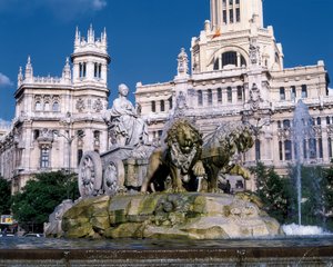 Cybele-Brunnen, die Göttin Cybele in einem von zwei Löwen gezogenen Wagen darstellend, erbaut 1782 von Ventura Rodriguez (1717-1785) dahinter, Ansicht des Palais des Communications, Plaza de Cibeles, Madrid