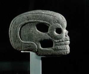 Votiv-Axtkopf, spätklassische Periode (Stein)