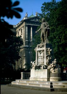 Denkmal zu Ehren des österreichischen Komponisten Wolfgang Amadeus Mozart (1756-1791) in Wien, Burggarten, Österreich
