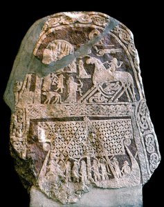Runenstein mit Darstellung von Wotan (Odin) auf seinem achtbeinigen Pferd Sleipnir, der ein Wikingerschiff besteigt