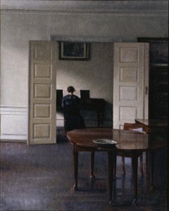 Innenraum mit Ida am Klavier