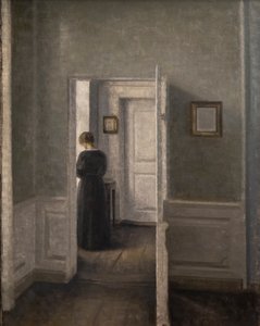 Innenraum mit einer stehenden Frau von Vilhelm Hammershoi