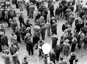 Gruppen von Männern im Gespräch, Italien, um 1960