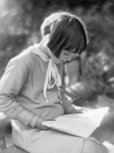 Kleines Mädchen beim Lesen; Fotostudio