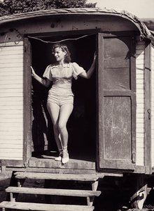Junge Frau auf einem Zirkuswagen