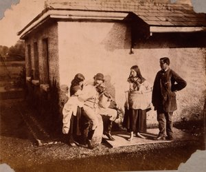 Kinder hören einem Mann zu, der Geige spielt, um 1859-61 von Viscountess Hawarden
