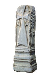 Altarstein mit den christlichen Symbolen Chrismon, Alpha und Omega, 7. Jahrhundert (Stein)