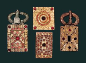 Metallohrringe verziert mit Gold und Granat, 7. Jahrhundert (Gold und Granat) von Visigothic