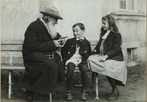 Leo Tolstoi mit Enkelkindern Leo und Sofia, 1909