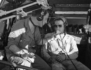 Army Air Corps Crew in einer B-17 teilt Zigaretten während des Trainings auf dem MacDill Field im Zweiten Weltkrieg