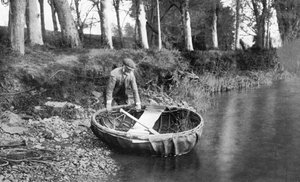 Einsetzen eines Korakels auf dem Fluss Boyne, County Meath, Irland, 1924-1926 von WA Green