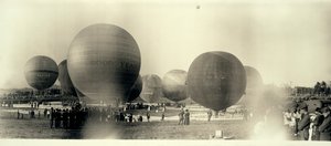 Heißluftballons auf einem Feld in Süd-St. Louis startbereit; einer ist bereits in der Ferne am Himmel