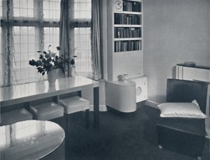 Renovart Ltd: Eine Einzimmerwohnung mit einer nützlichen Eckeinrichtung, die eine elektrische Uhr enthält von W. Dennis Moss