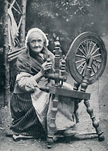 Eine alte irische Frau an ihrem Spinnrad, 1912 von W. Lawrence