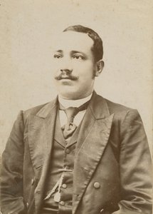 Fotografie eines Mannes in einem dunklen Anzug mit einer Taschenuhr in der Weste, 1886-1900 von W. M. Hubbard